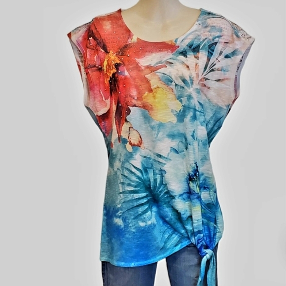 Time and Tru Tops - Time and Tru Floral Watercolor Tie-Hem Top in Blue, Red, Yellow